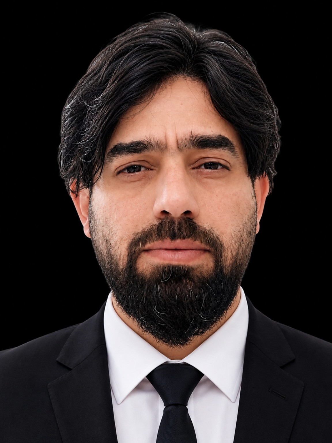 Porträt von Yousef Alhabod im schwarzen Anzug mit weißem Hemd und schwarzer Krawatte